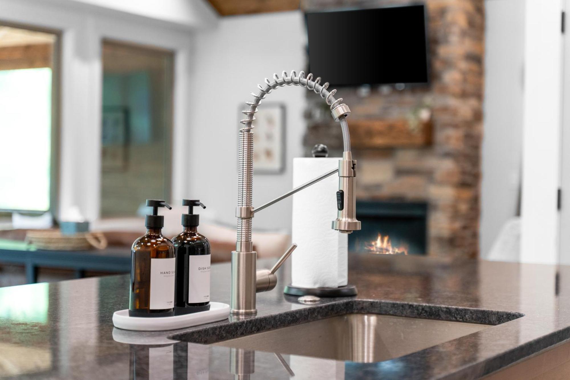 New Ozark Oasis Luxe Cabin Retreat With Hot Tub Hollister 外观 照片